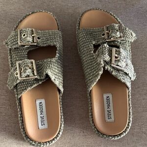 Steve Madden Tan Straw like New! Buckle Sandals 2" sole Karrigan